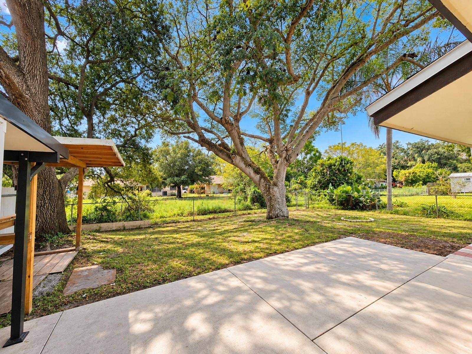 4437 DOLPHIN DRIVE, Tampa, FL 33617 4437 DOLPHIN DRIVE, Tampa, FL 33617