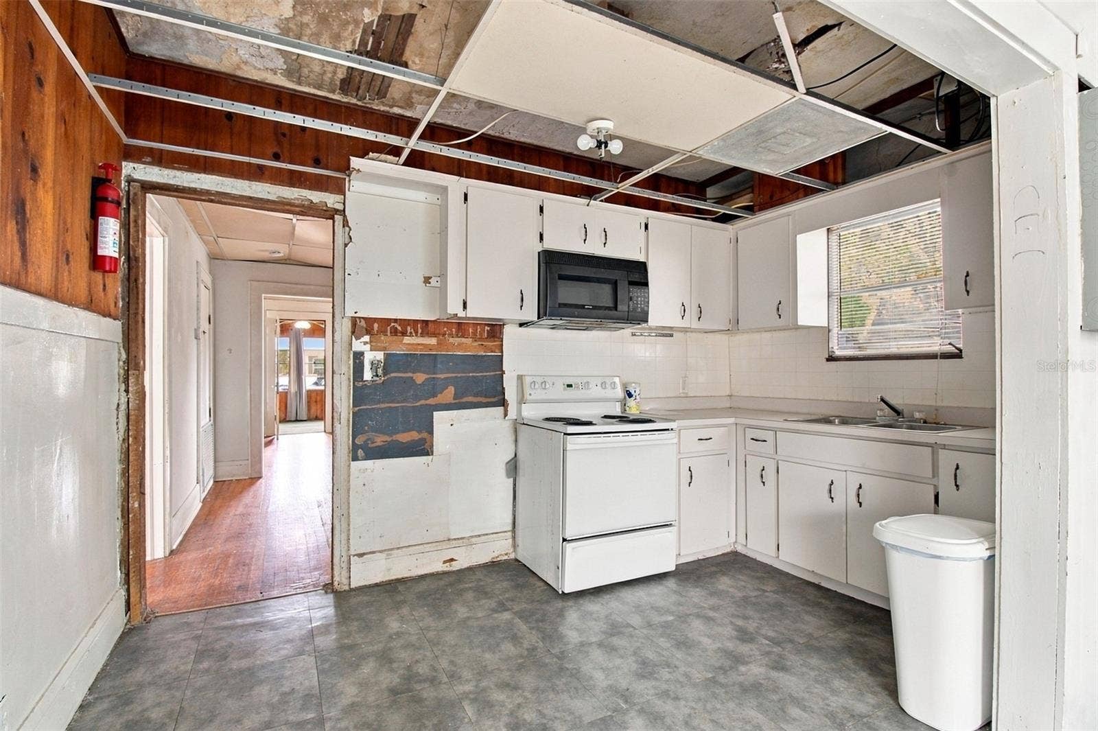 444 AVENUE I SE, Winter Haven, FL 33880 Kitchen
