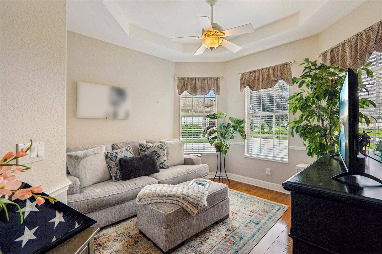 Bonus room/Den/light!