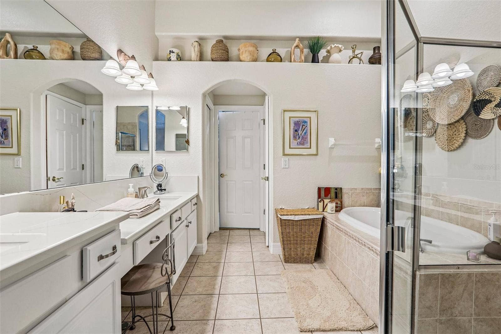 Master Bath/dbl vanities