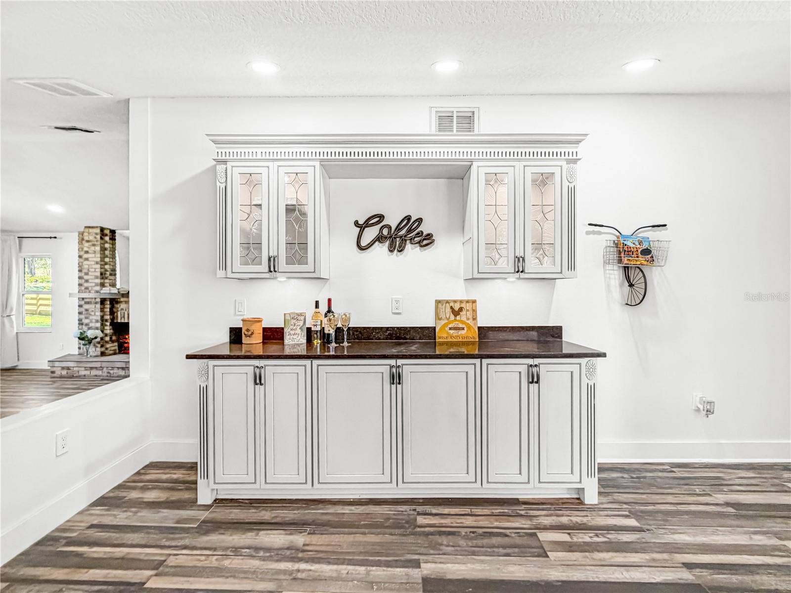 15561 PATRIOT DRIVE, Brooksville, FL 34601 Coffee Bar & Hutch