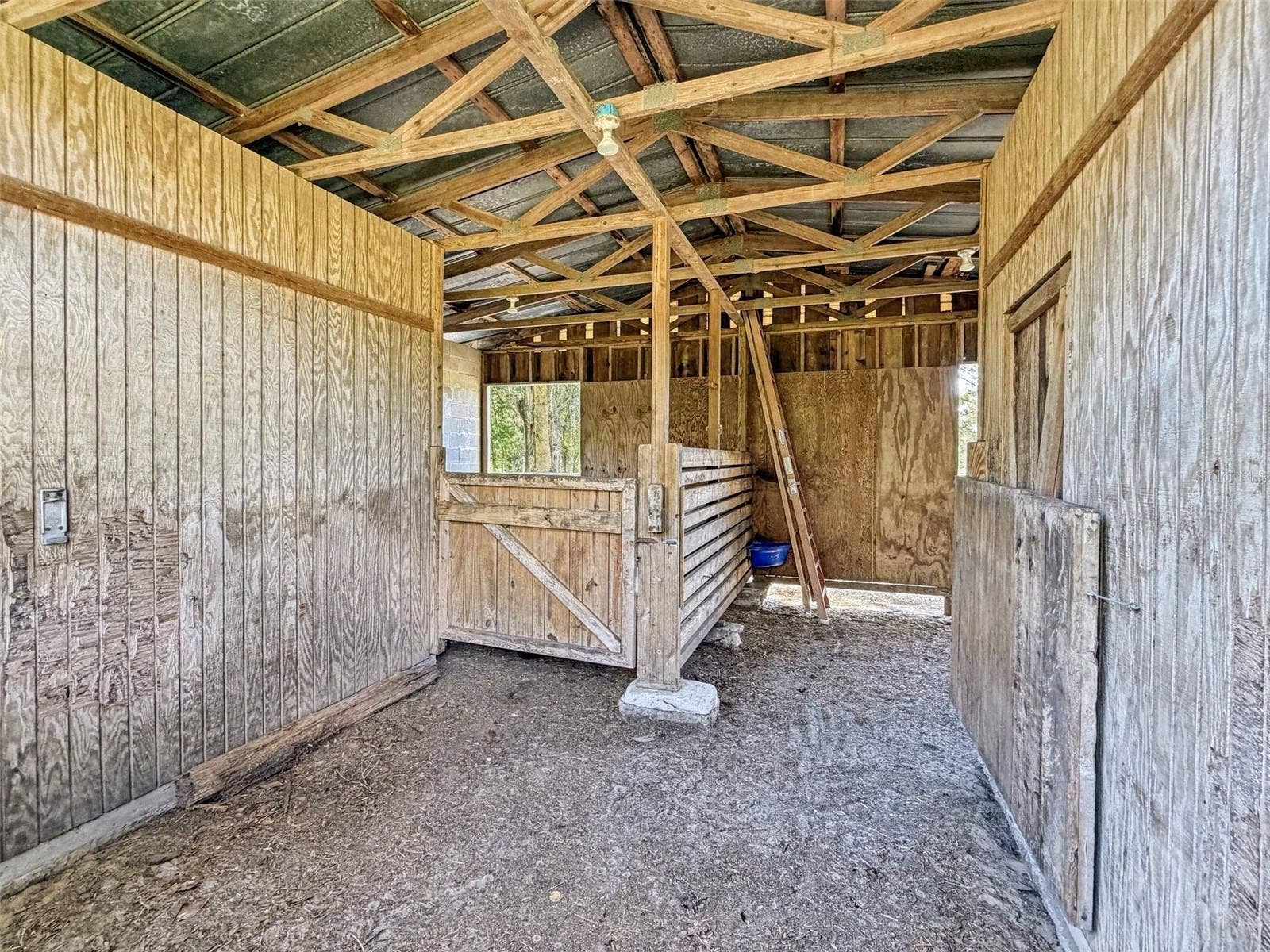 15561 PATRIOT DRIVE, Brooksville, FL 34601 2 Stall Barn