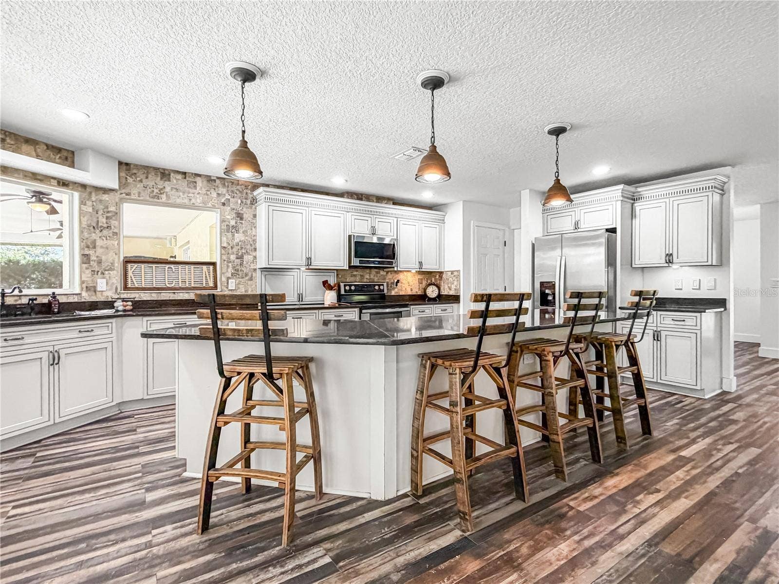 15561 PATRIOT DRIVE, Brooksville, FL 34601 Kitchen Island