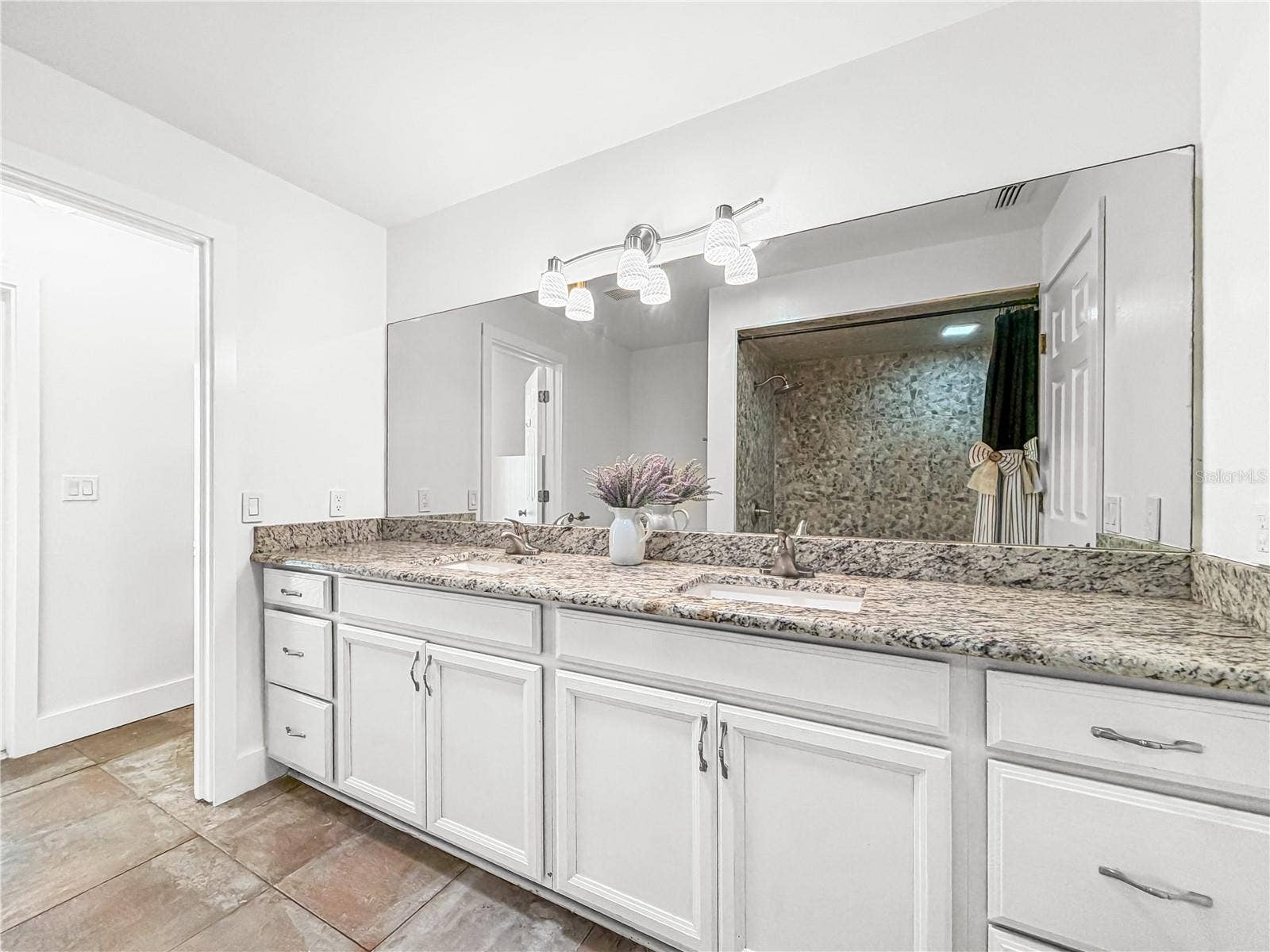 15561 PATRIOT DRIVE, Brooksville, FL 34601 Guest/Pool Bath