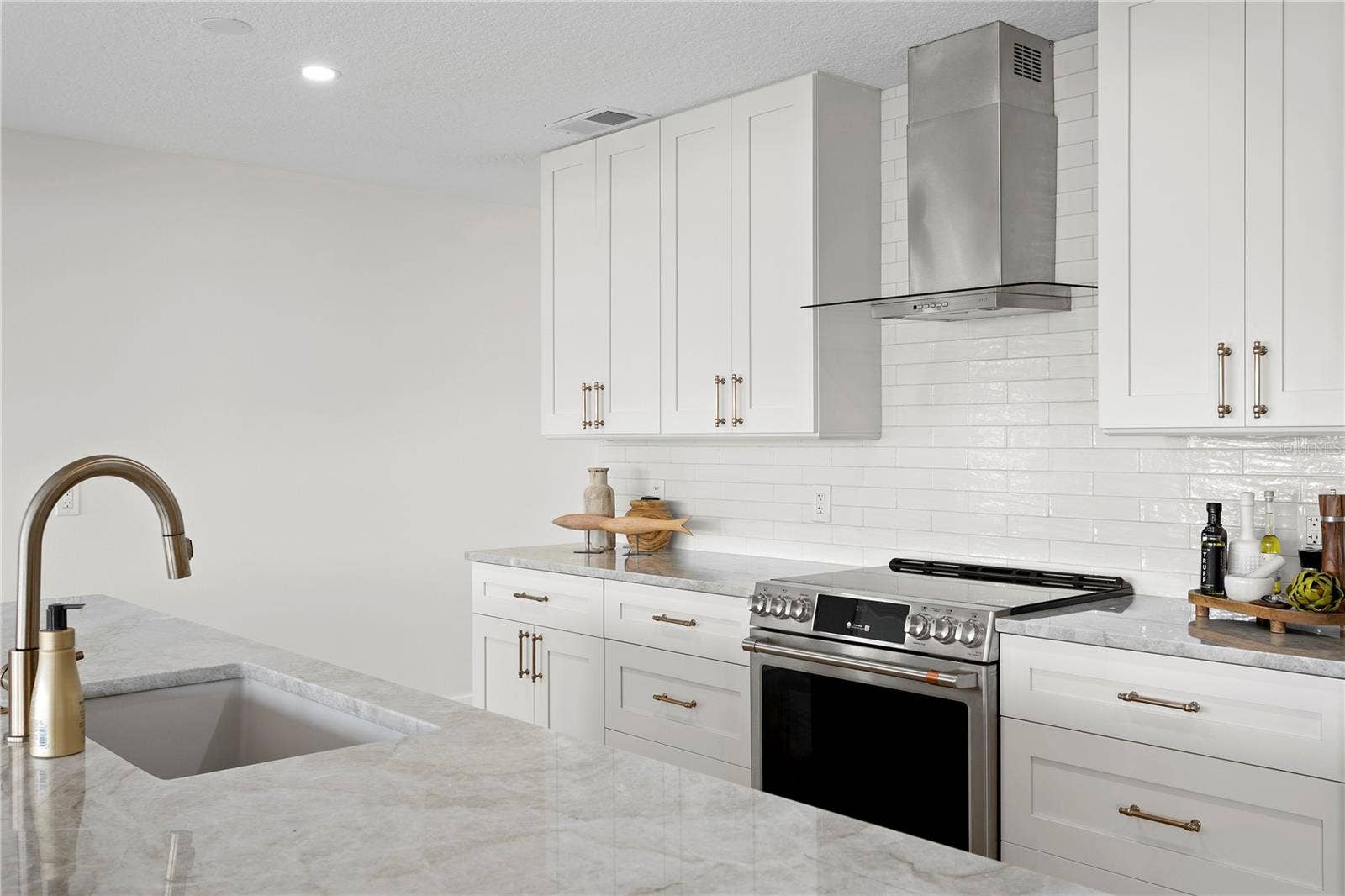 11625 6TH STREET E, Treasure Island, FL 33706 11625 6TH STREET E, Treasure Island, FL 33706