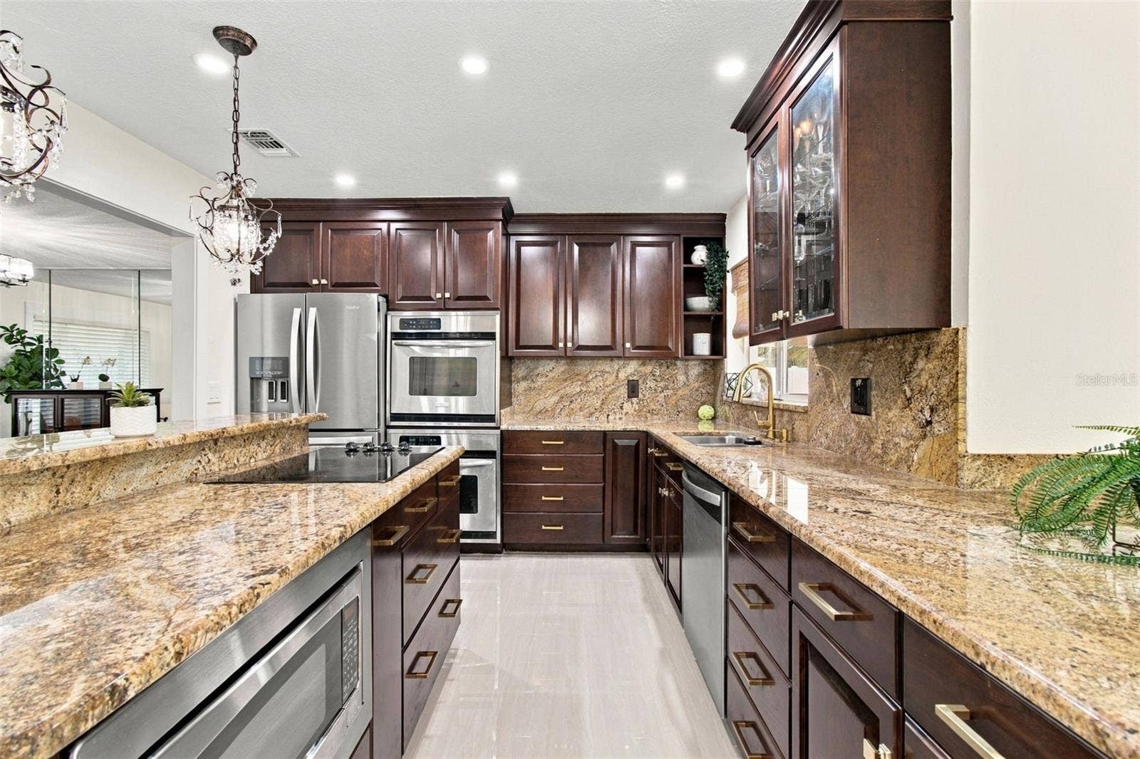 Kitchen & Eat-in Area