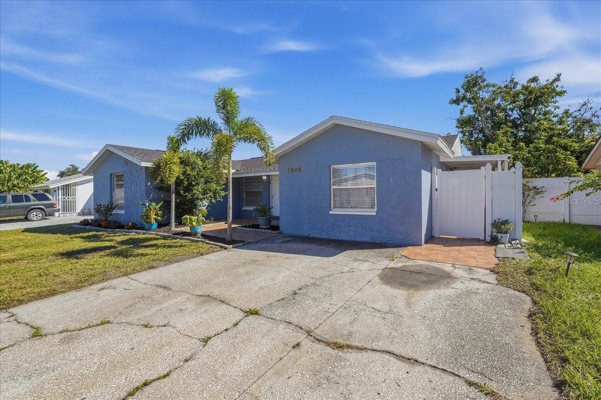 7603 WOODLAND OAKS COURT, Tampa, FL 33615 Apartment private entrance