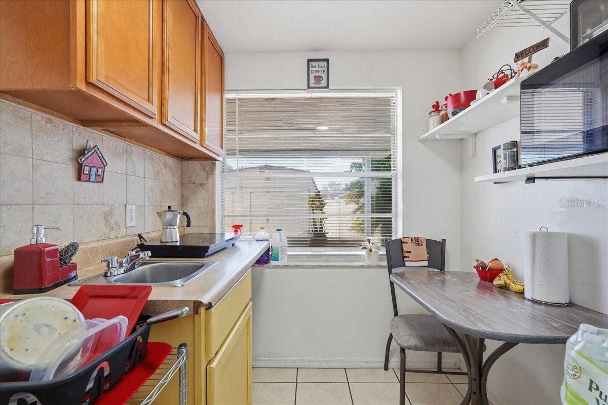7603 WOODLAND OAKS COURT, Tampa, FL 33615 Apartment kitchen