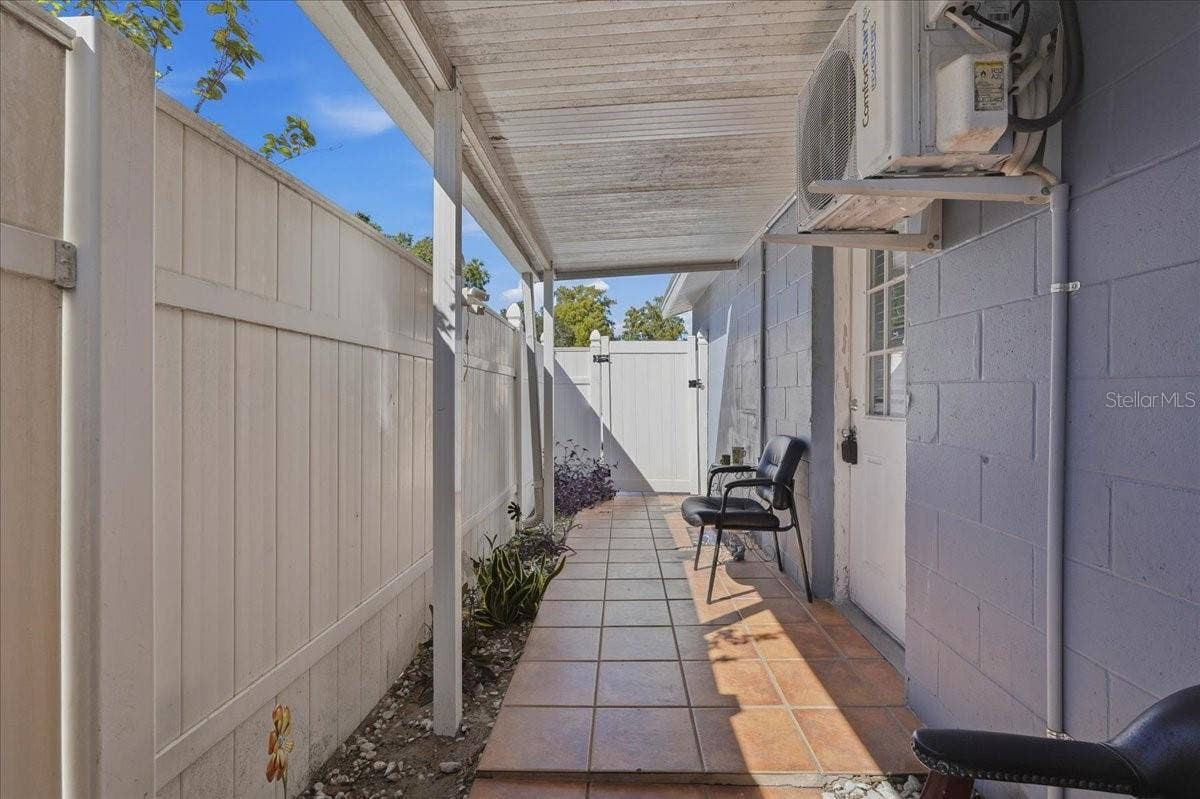 7603 WOODLAND OAKS COURT, Tampa, FL 33615 Apartment private entrance