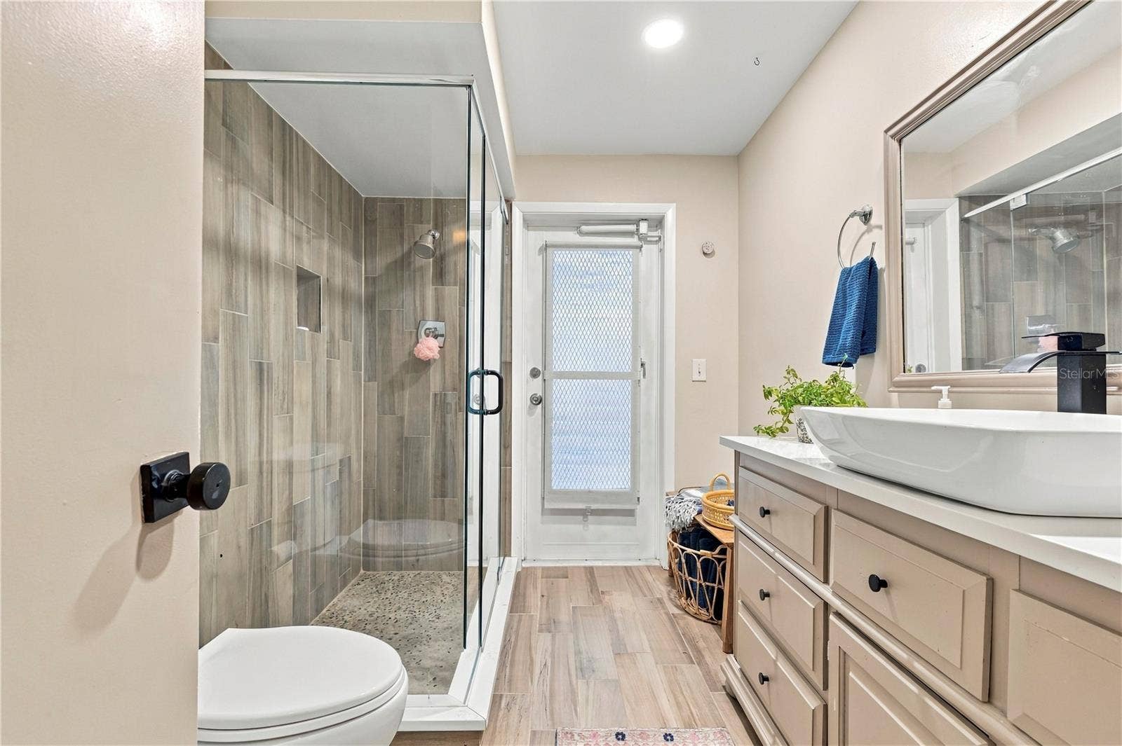 10211 139TH STREET, Largo, FL 33774 Bathroom 3 leading to pool patio