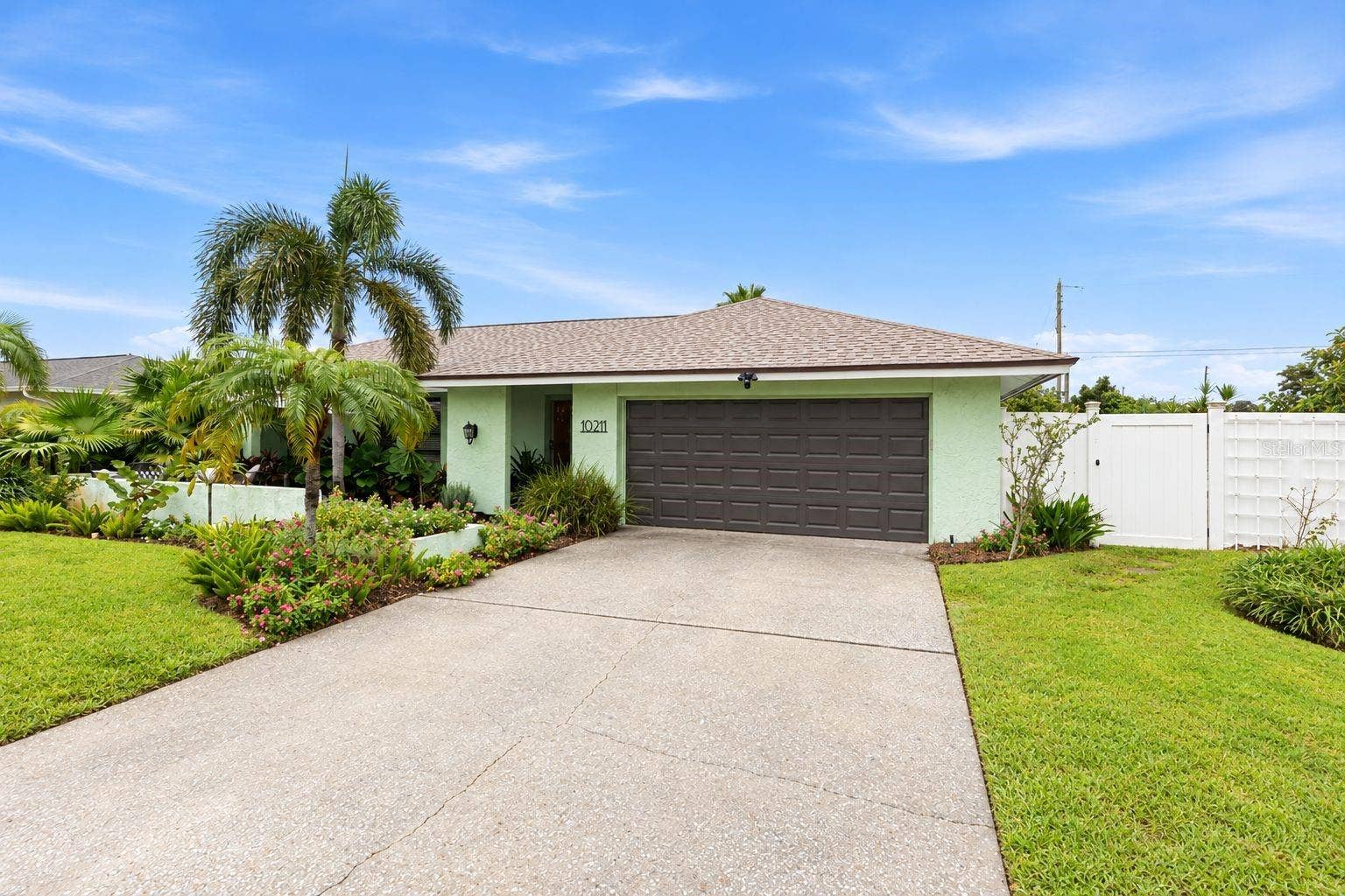 10211 139TH STREET, Largo, FL 33774 Front driveway