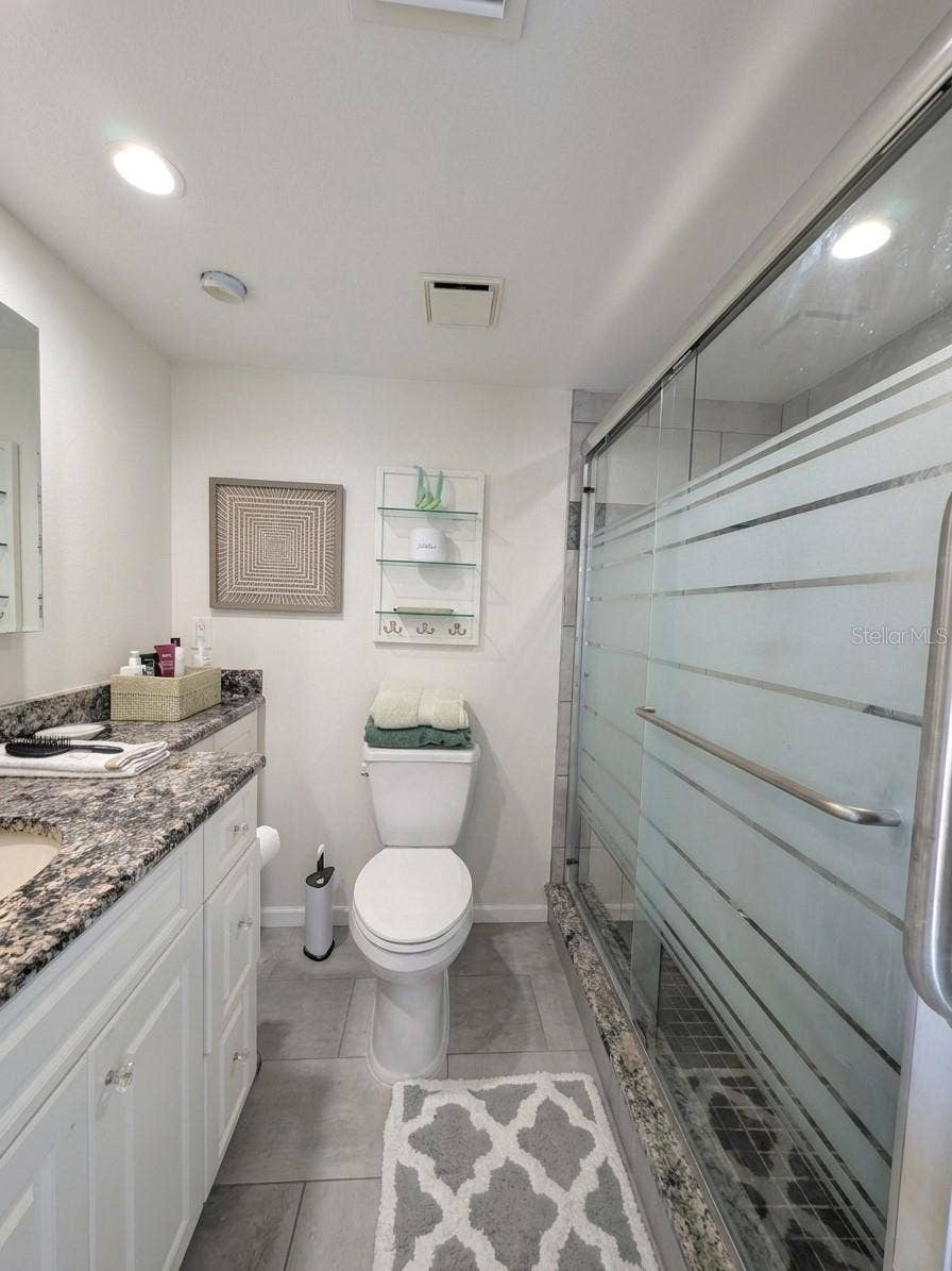 4725 COVE CIRCLE, #APT 609, St Petersburg, FL 33708 Master updated bath