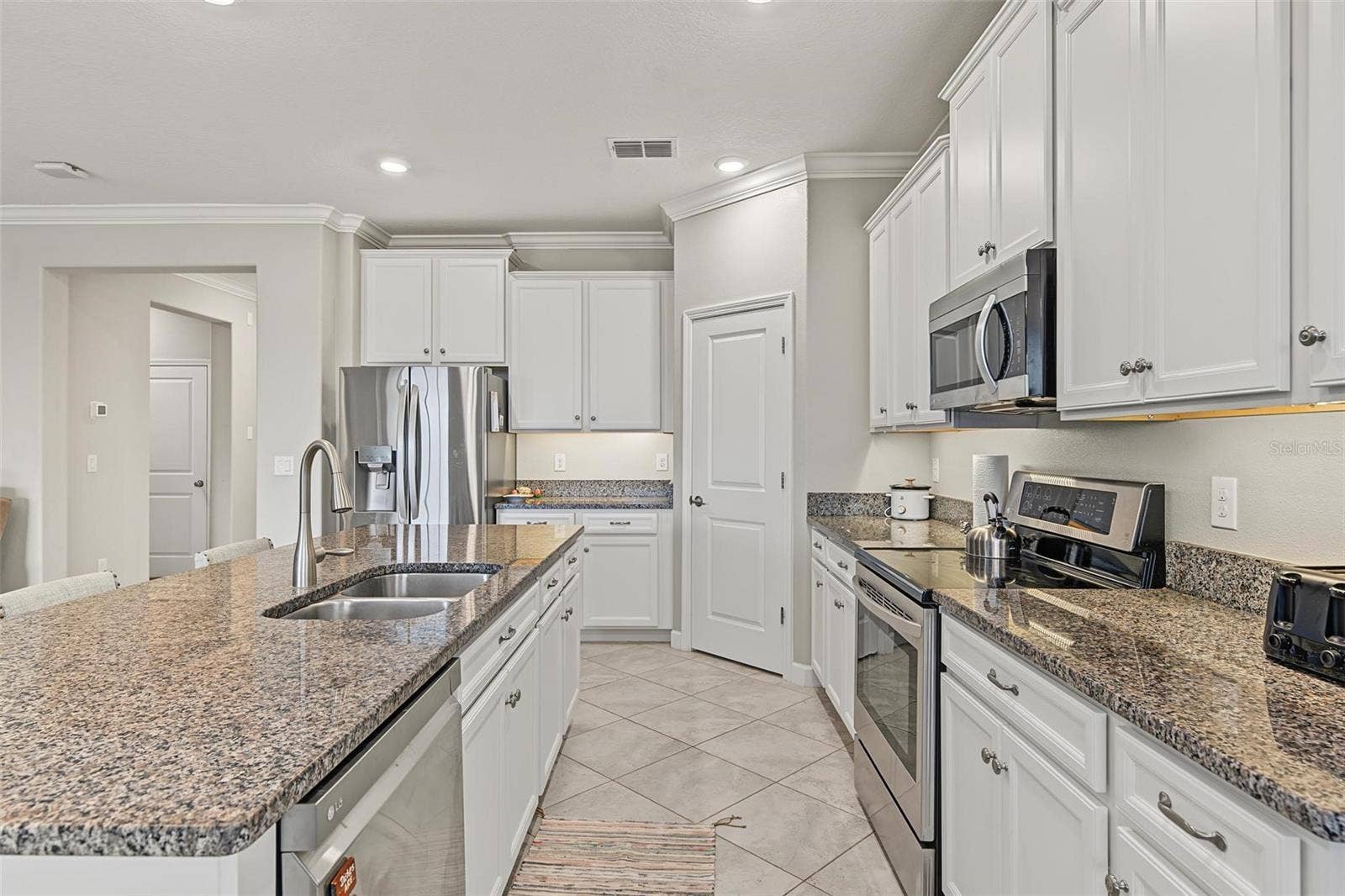 31733 CABANA RYE AVENUE, San Antonio, FL 33576 Light and Bright with tons of cabinets