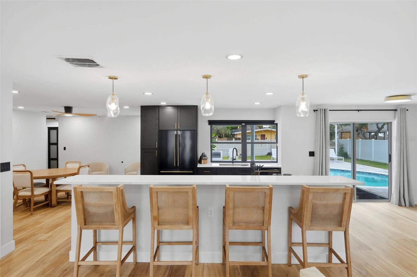 Oversized Island & Breakfast Bar