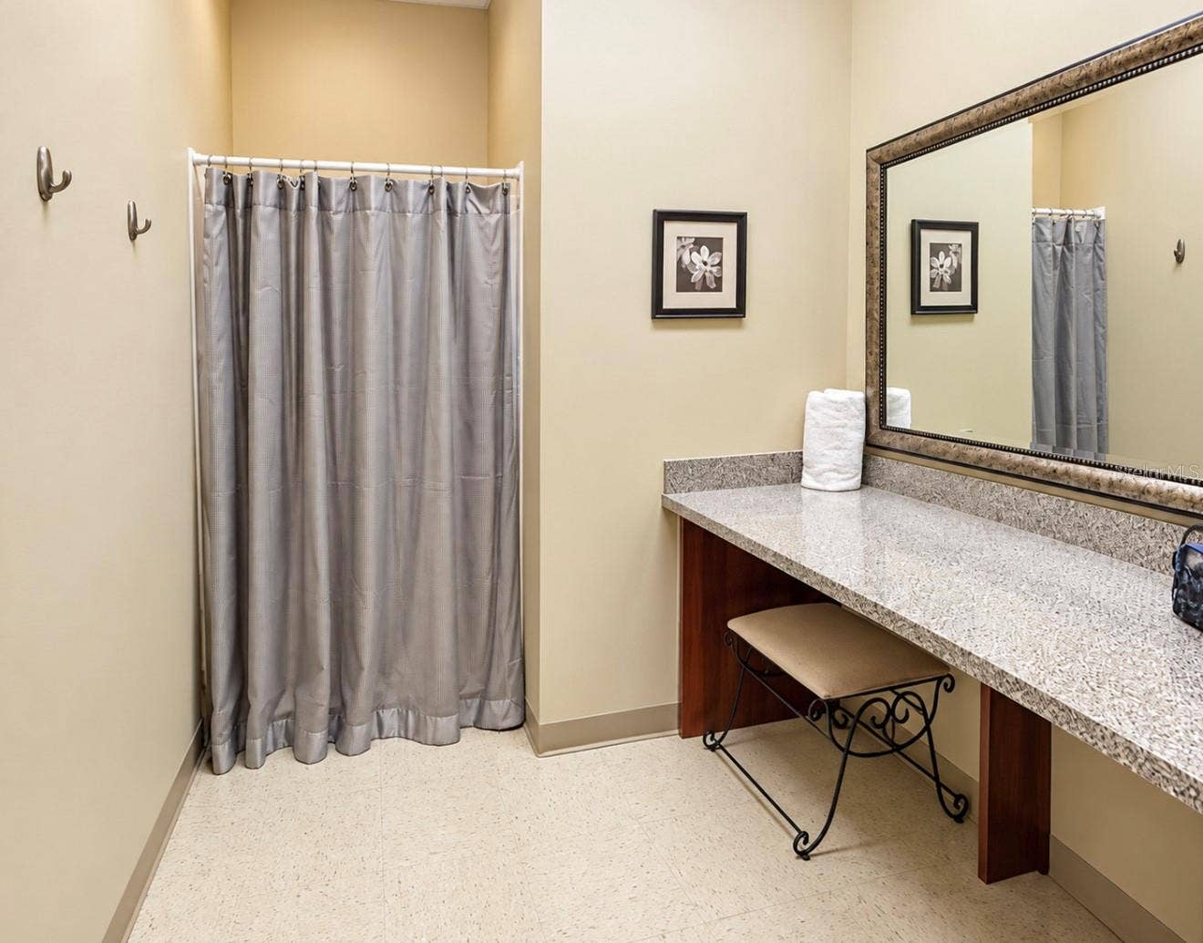 8222 118TH AVENUE, #600, Largo, FL 33773 Shower room