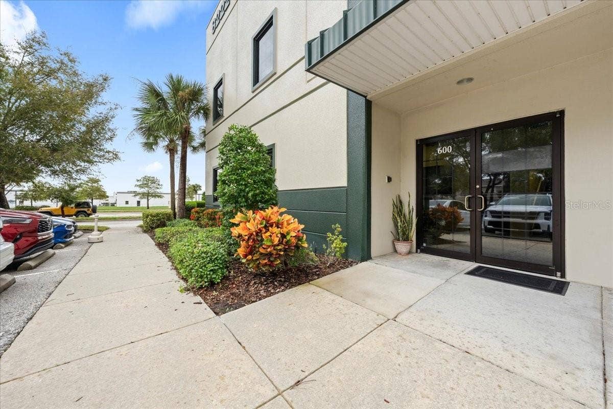 8222 118TH AVENUE, #600, Largo, FL 33773 Entry to End Unit Suite 600