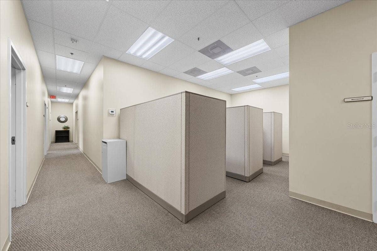 8222 118TH AVENUE, #600, Largo, FL 33773 interior cubicle area
