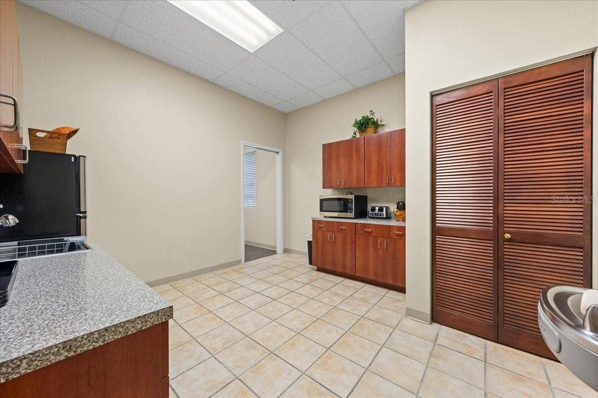 8222 118TH AVENUE, #600, Largo, FL 33773 Kitchenette