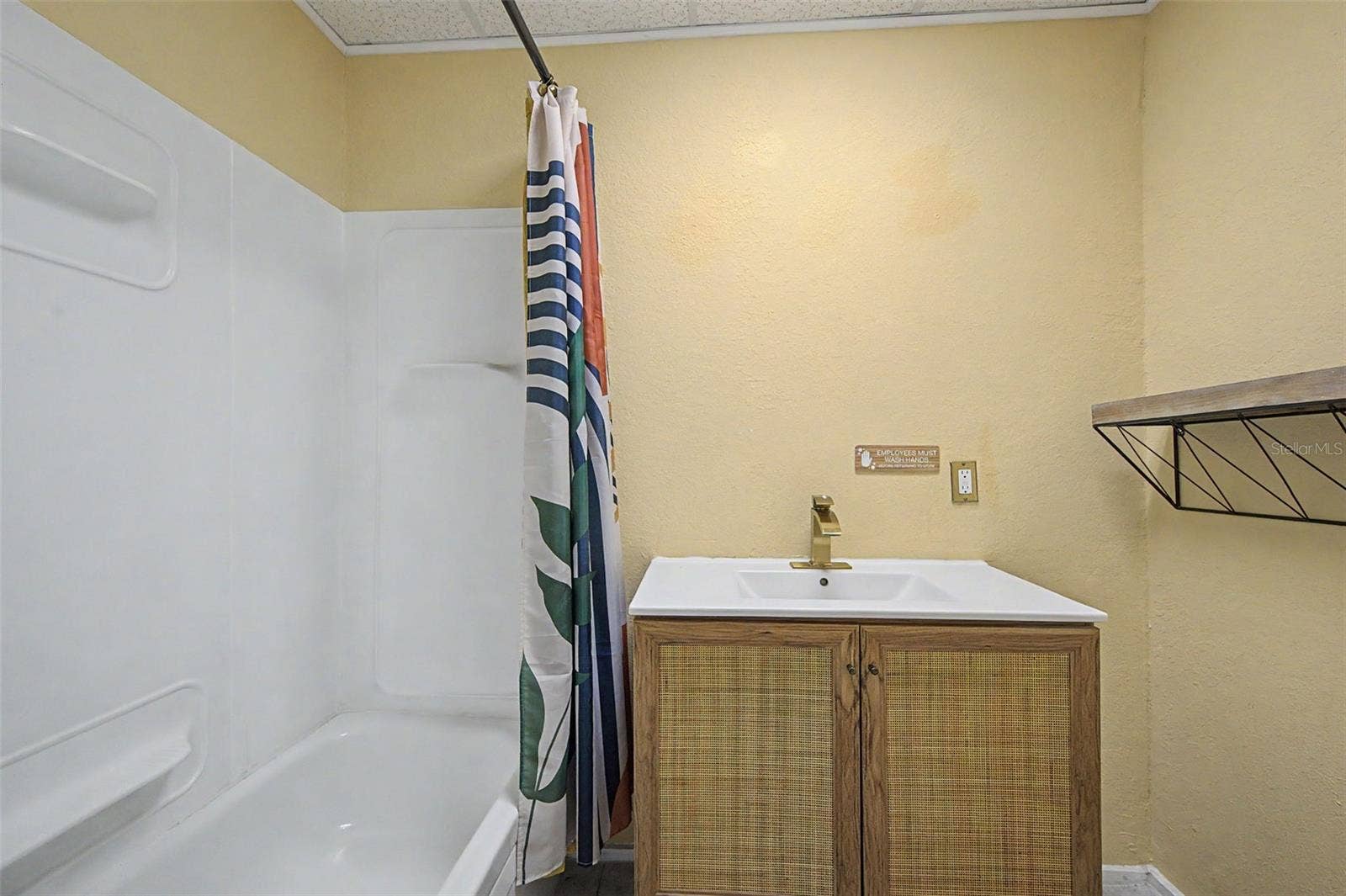 2019 MANATEE AVENUE W, Bradenton, FL 34205 2019 MANATEE AVENUE W, Bradenton, FL 34205