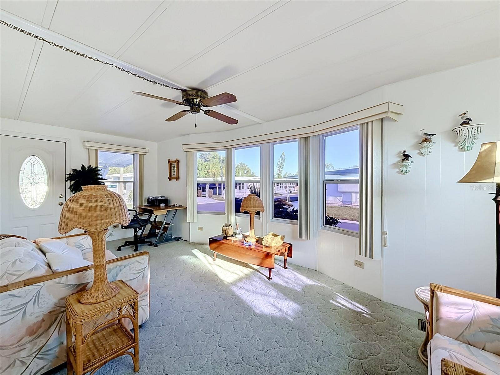 SUNROOM/BONUS ROOM OPEN TO LIVING ROOM