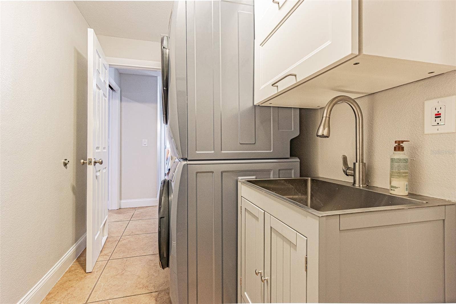 1241 STONY BROOK LANE, Dunedin, FL 34698 1241 STONY BROOK LANE, Dunedin, FL 34698