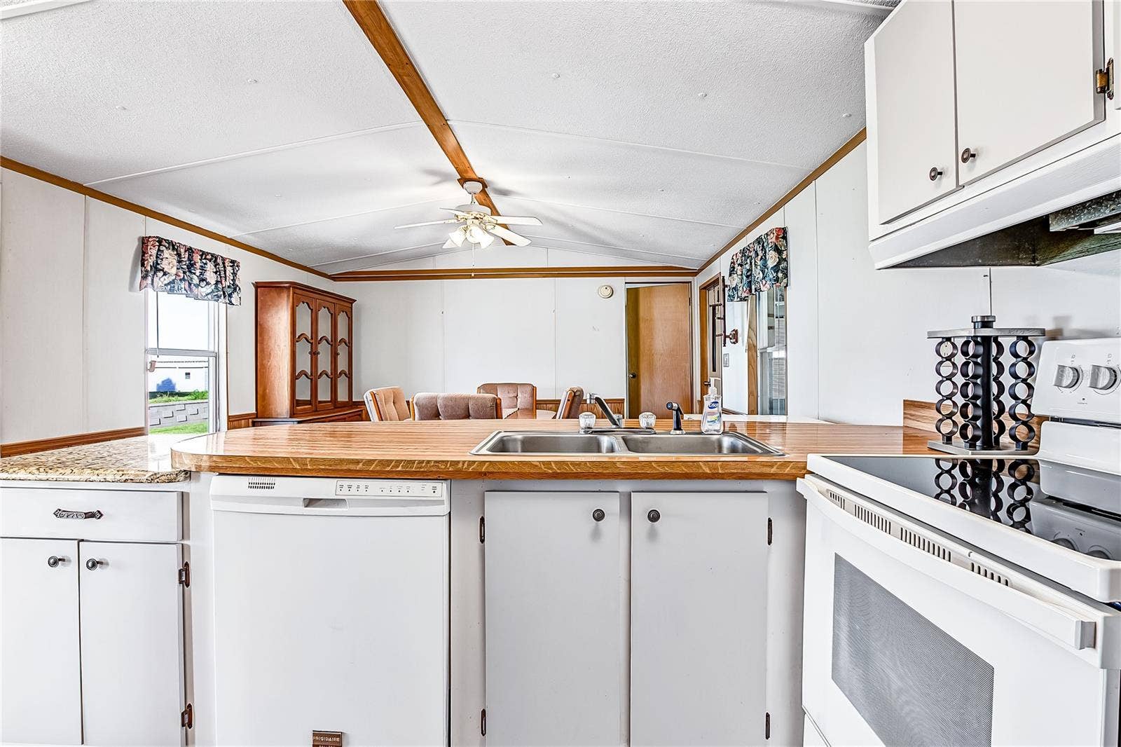 36513 LAKEWOOD DRIVE, Zephyrhills, FL 33542 36513 LAKEWOOD DRIVE, Zephyrhills, FL 33542
