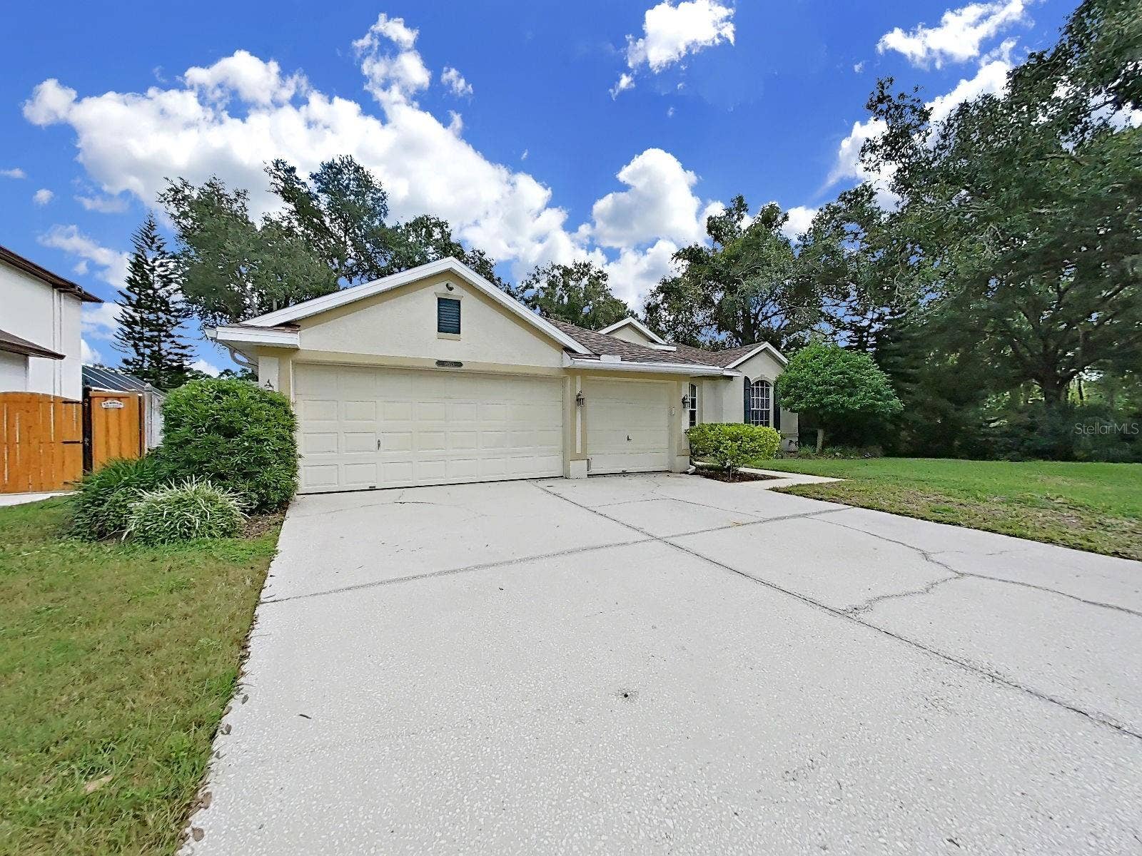 14915 DEVONSHIRE WOODS PLACE, Tampa, FL 33624 Large Driveway & 3 Car Garage