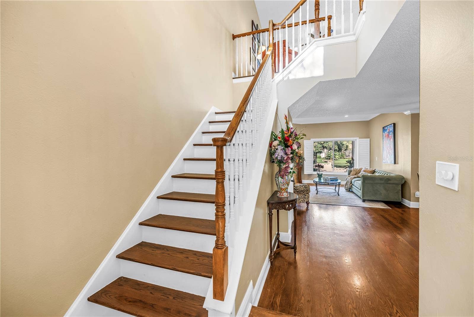868 GLADES COURT NE, St Petersburg, FL 33702 Exquisitely crafted hardwood stair treads complemented by solid-construction handrails.
