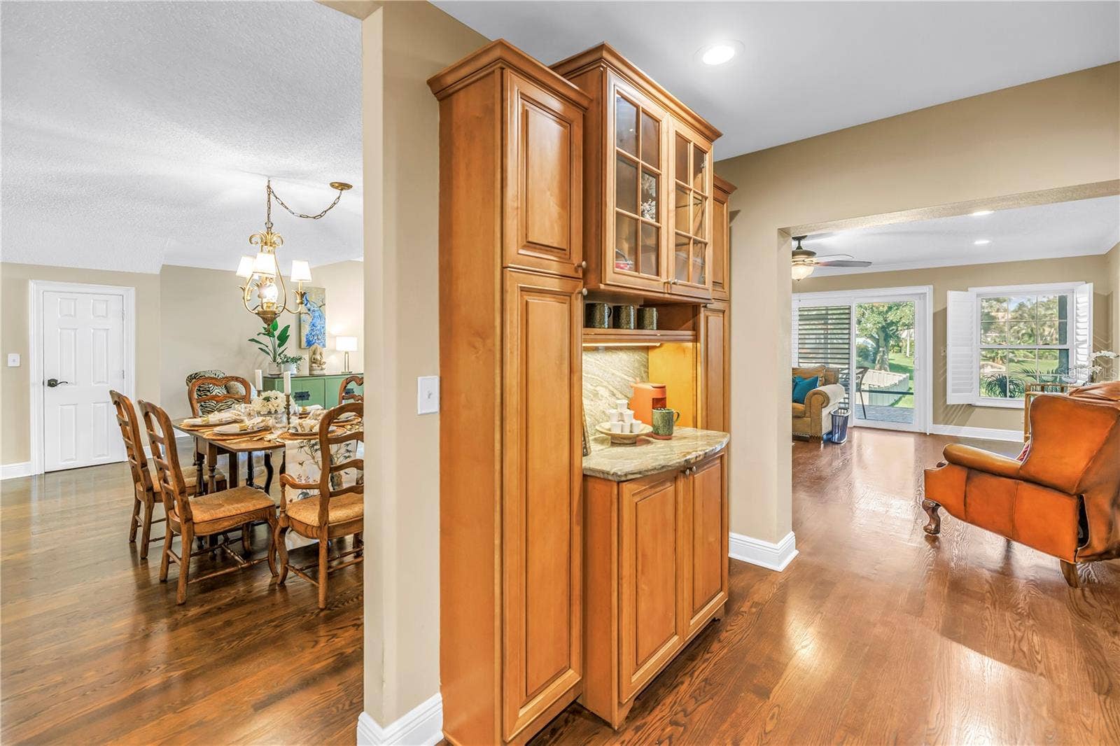 868 GLADES COURT NE, St Petersburg, FL 33702 This coffee and wine bar features ample storage space and provides convenient, direct access to both the family room and the dining area.