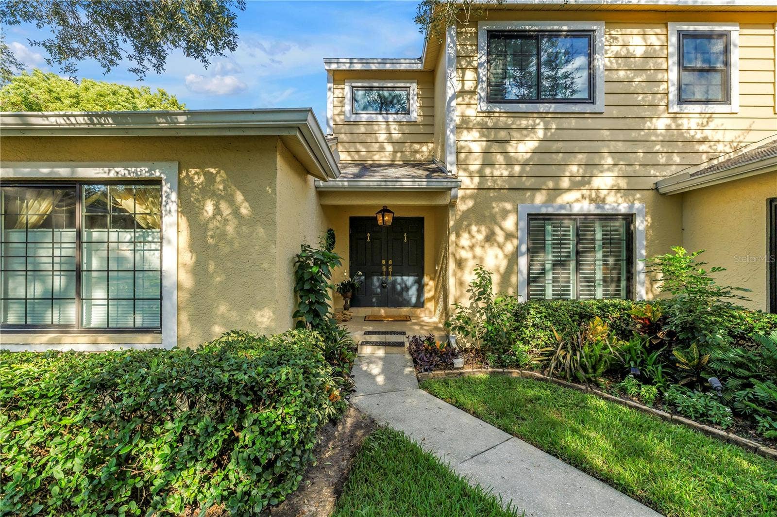 868 GLADES COURT NE, St Petersburg, FL 33702 This spacious 2,462 sq. ft. townhome in Caya Costa is the largest floor plan in the neighborhood. The interior is upgraded with high-quality oak hardwood flooring throughout and features the added protection and efficiency of hurricane-impact windows and sliders.