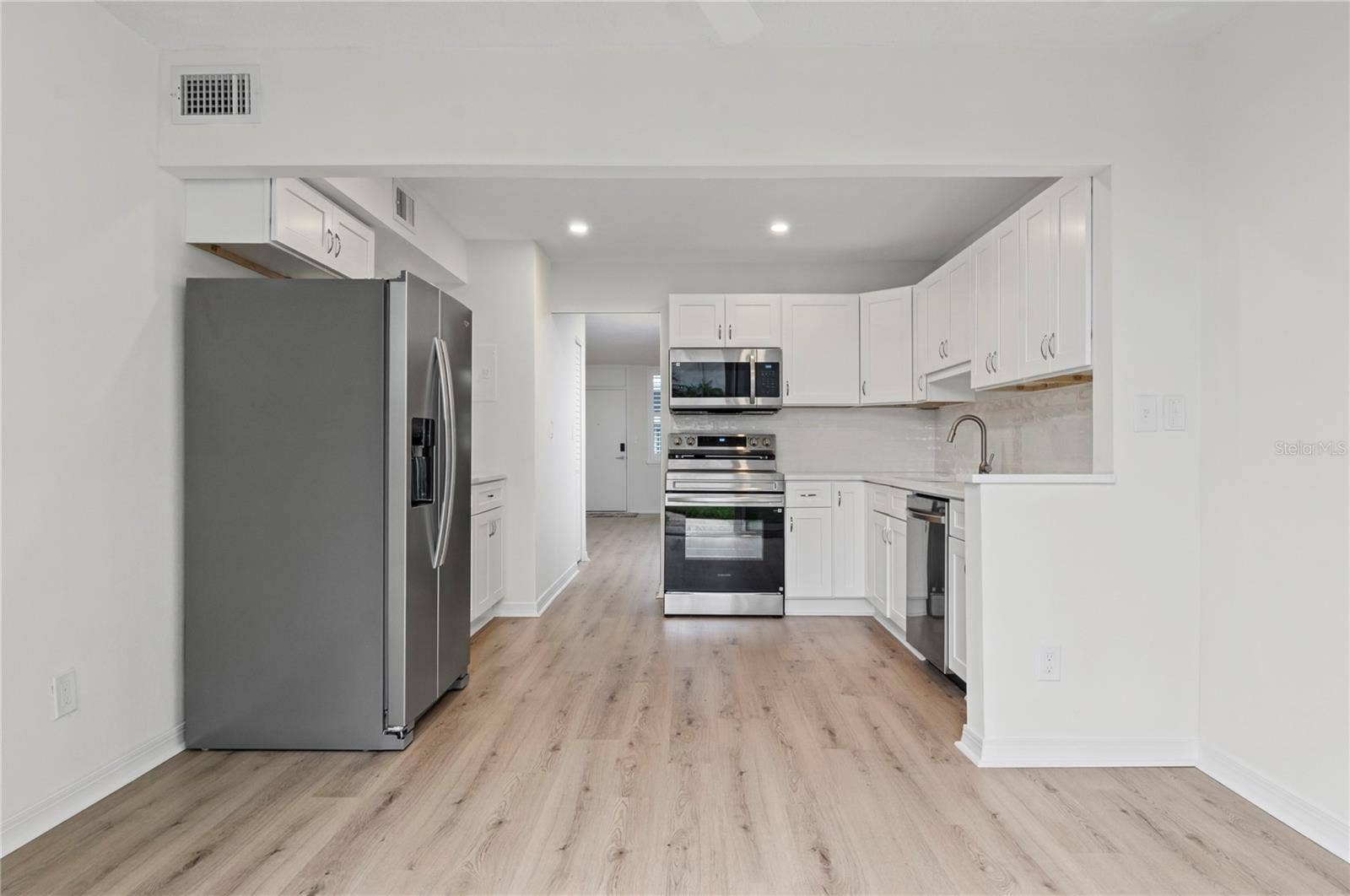 4895 BAY STREET NE, #109, St Petersburg, FL 33703 KITCHEN