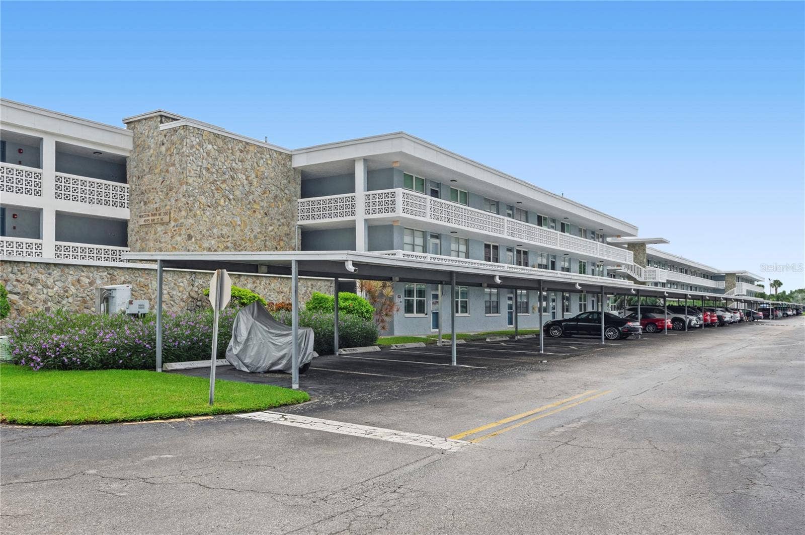 4895 BAY STREET NE, #109, St Petersburg, FL 33703 CORENR OF BLDG