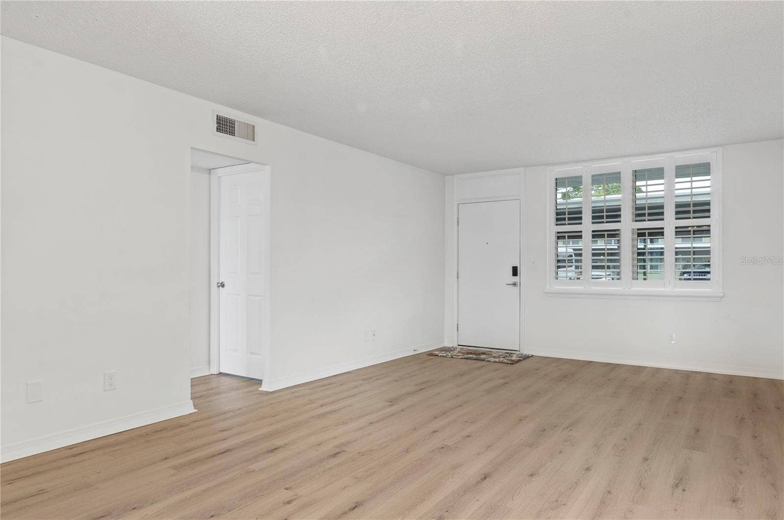 4895 BAY STREET NE, #109, St Petersburg, FL 33703 LIVING ROOM