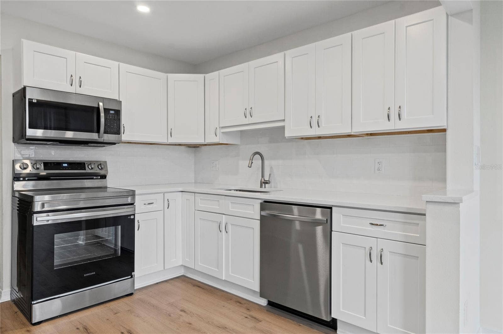 4895 BAY STREET NE, #109, St Petersburg, FL 33703 KITCHEN