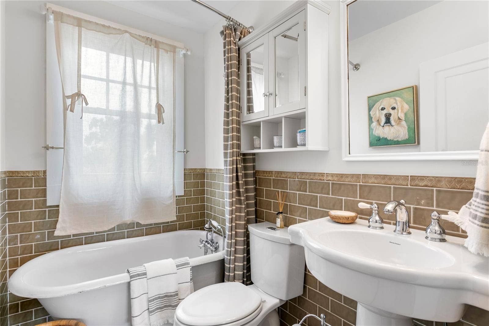 310 26TH AVE N, St Petersburg, FL 33704 guest bath