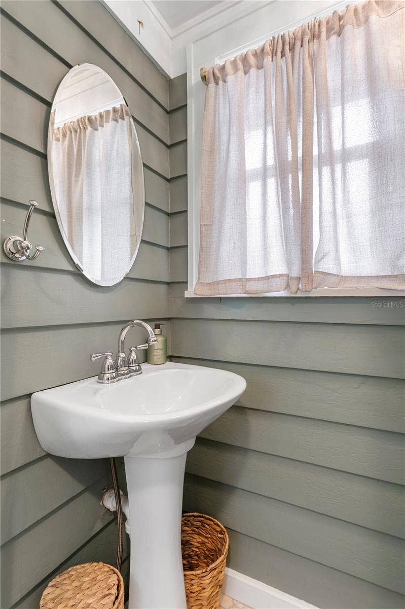 310 26TH AVE N, St Petersburg, FL 33704 half bath