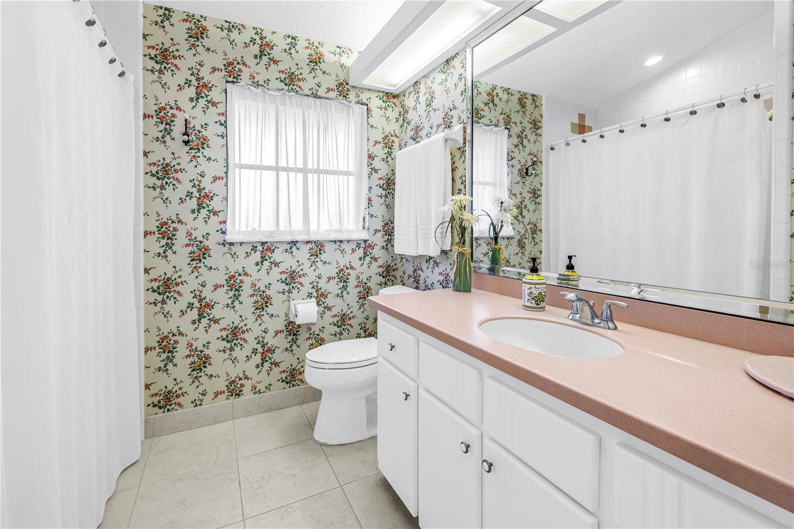 1186 GASPARILLA DRIVE NE, St Petersburg, FL 33702 Bath 2 with long single vanity, tub and shower