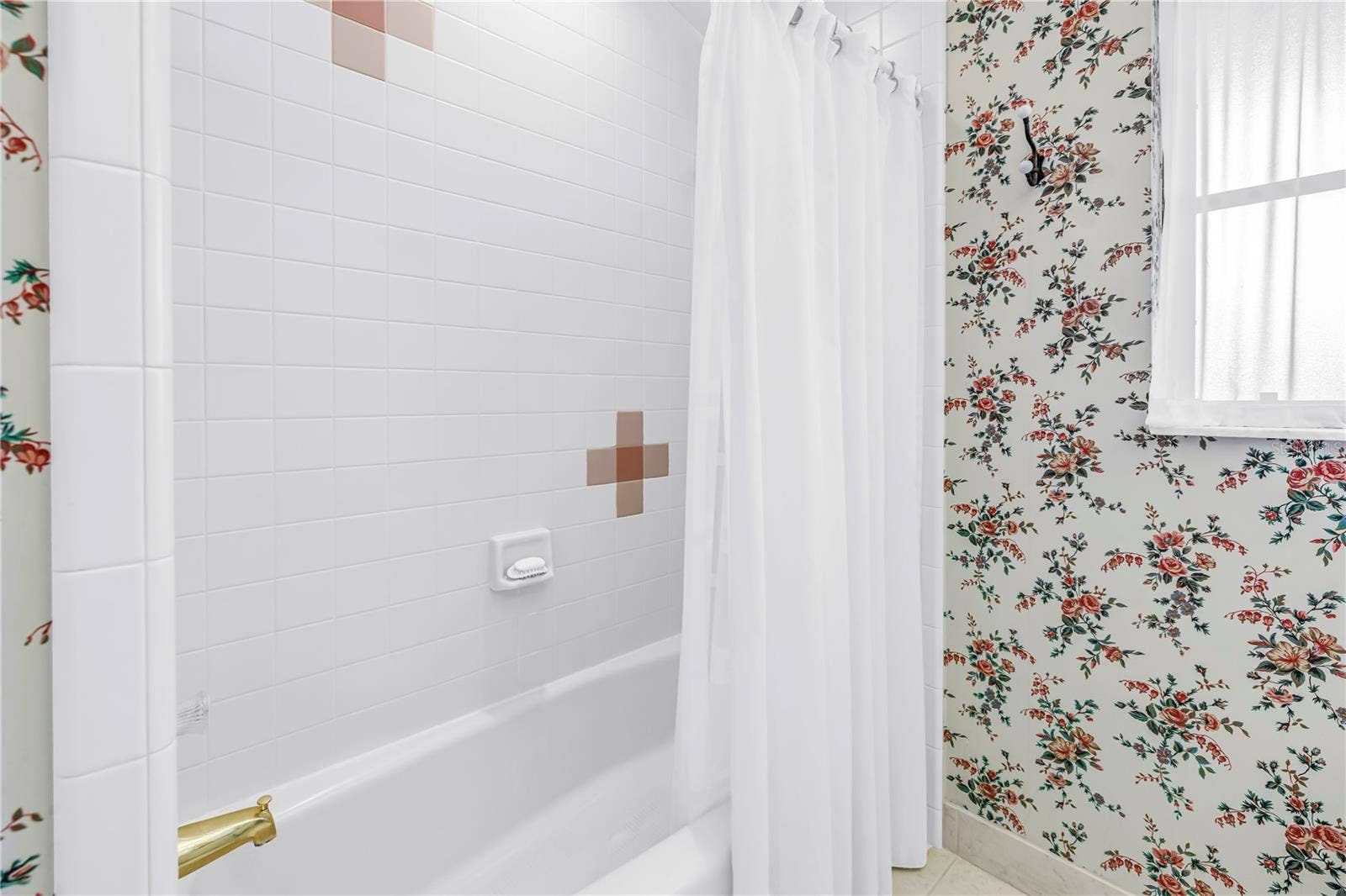 1186 GASPARILLA DRIVE NE, St Petersburg, FL 33702 Bath 2 tub and shower in great condition