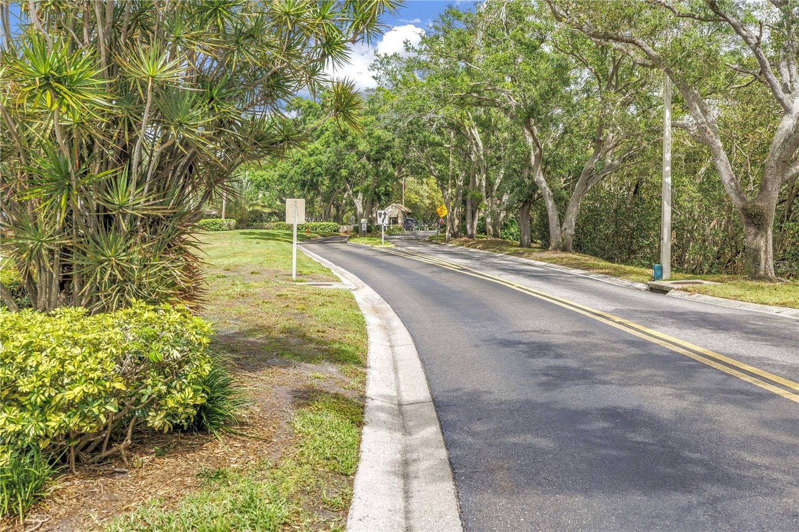 1186 GASPARILLA DRIVE NE, St Petersburg, FL 33702 Beautiful, old-growth oak trees shade the entrance to Caya Costa, which is nestled around a curve and hidden from 78th Avenue.