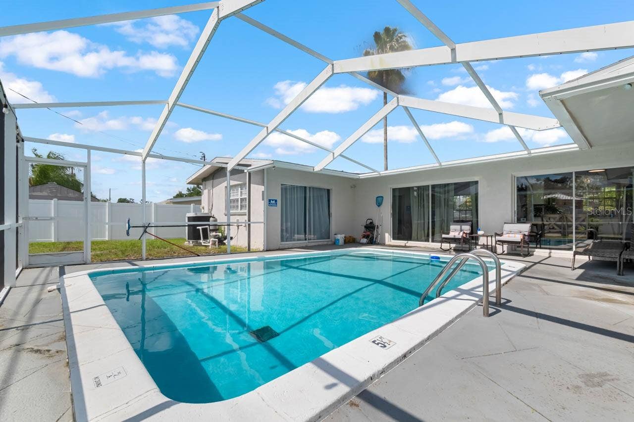 500 FLORIDA CIRCLE S, Apollo Beach, FL 33572 Swimming time!