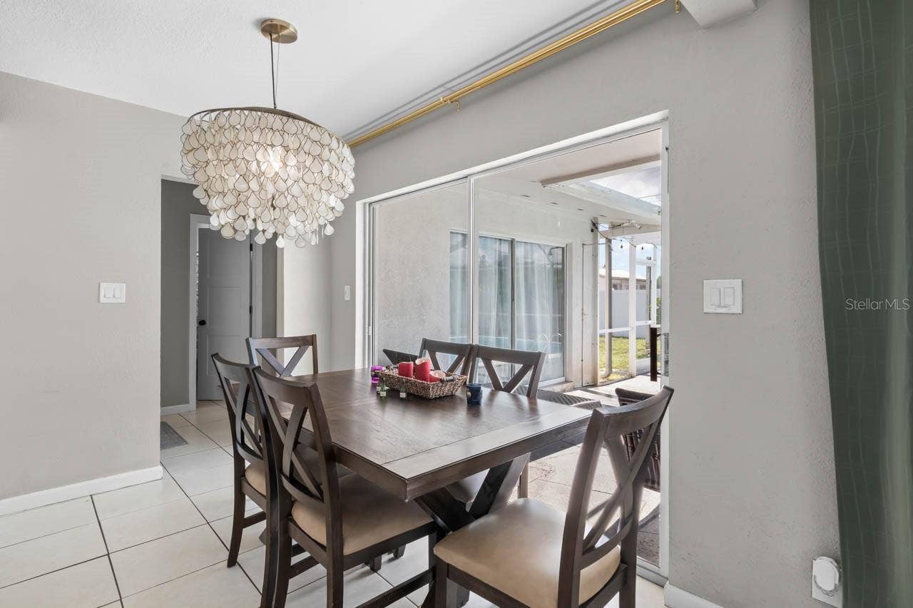 500 FLORIDA CIRCLE S, Apollo Beach, FL 33572 Dinette