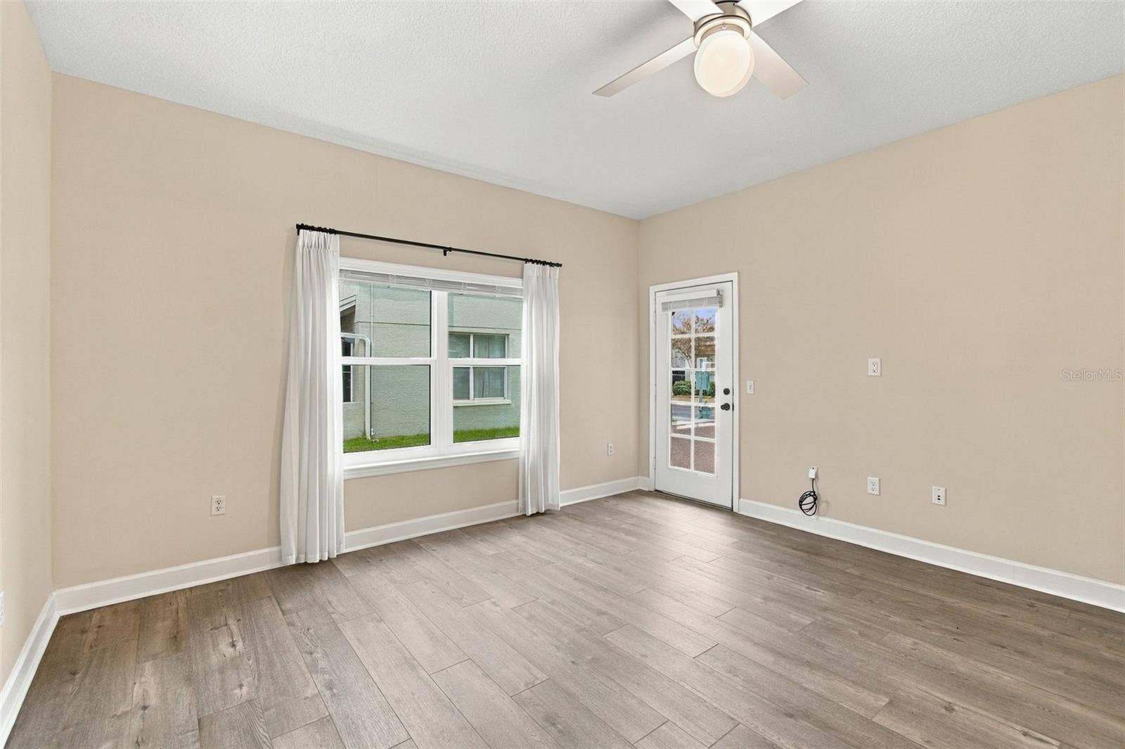5303 POINT PLEASANT LANE, Tampa, FL 33611 Living Room