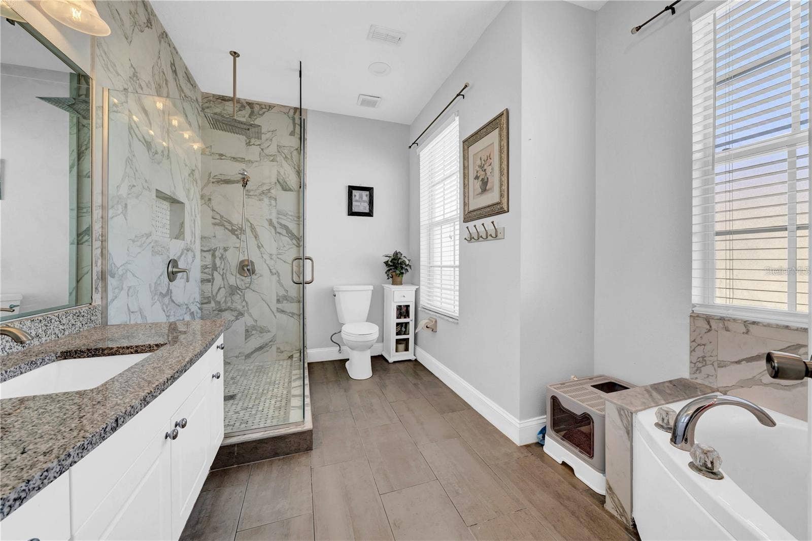 614 105TH LANE N, St Petersburg, FL 33716 Large En Suite Primary Bathroom