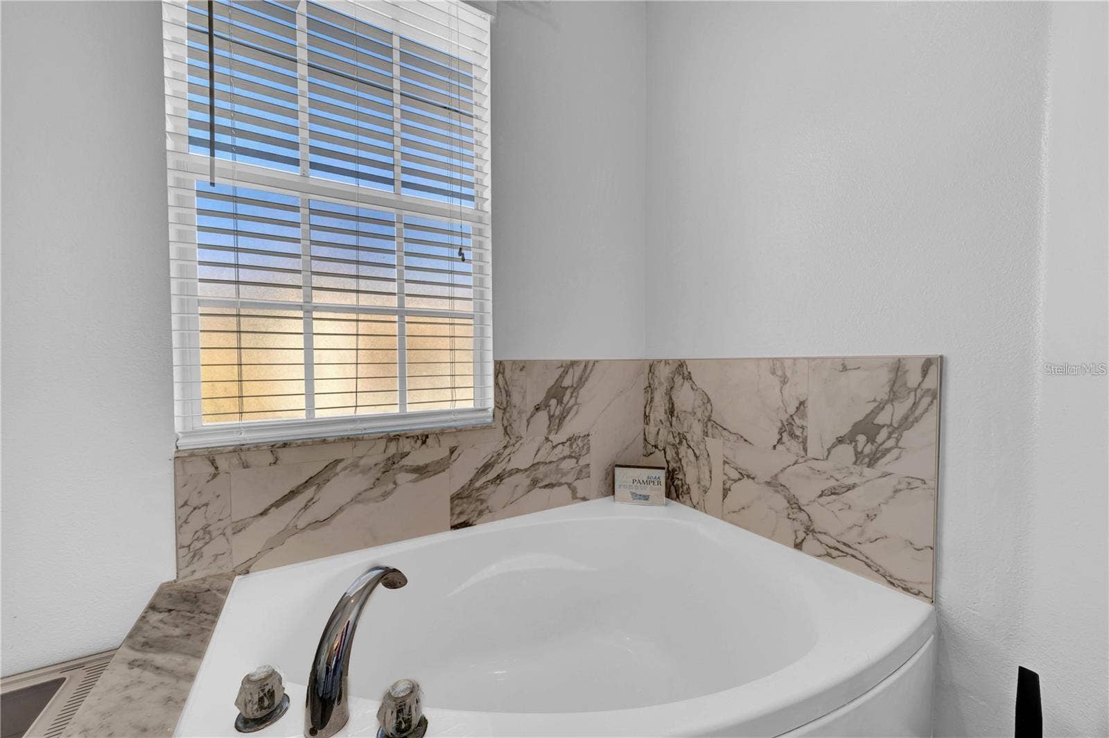 614 105TH LANE N, St Petersburg, FL 33716 Beautifully Bright Bath Setup