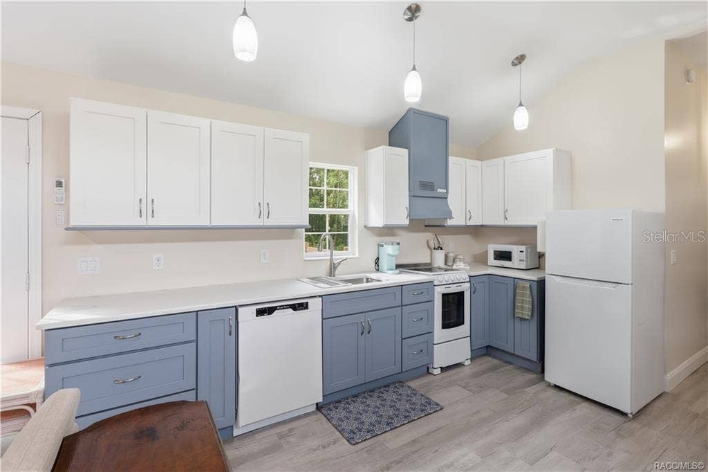 6230 W GLEN ROBBIN COURT, Crystal River, FL 34429 Kitchen Workspace Functional kitchen