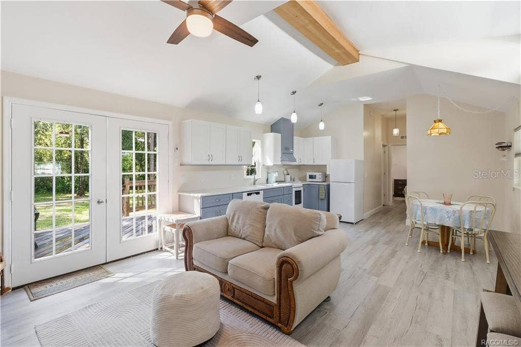 6230 W GLEN ROBBIN COURT, Crystal River, FL 34429 Open Kitchen & Living Space VAULTED CEILINGS, pendant lighting, attractive cabinetry & an open design create a bright, comfortable gathering space.