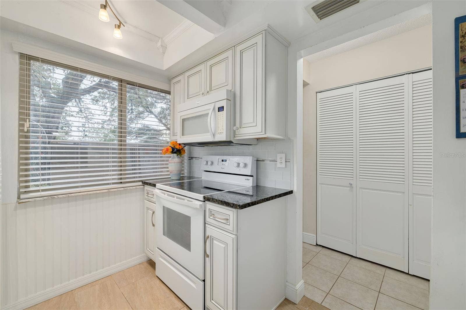 2476 LAURELWOOD DRIVE, #C, Clearwater, FL 33763 Kitchen