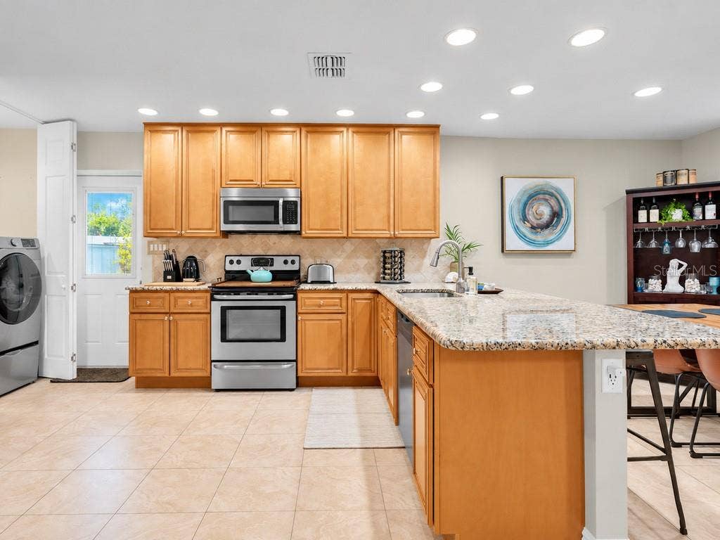 Kitchen & Dining