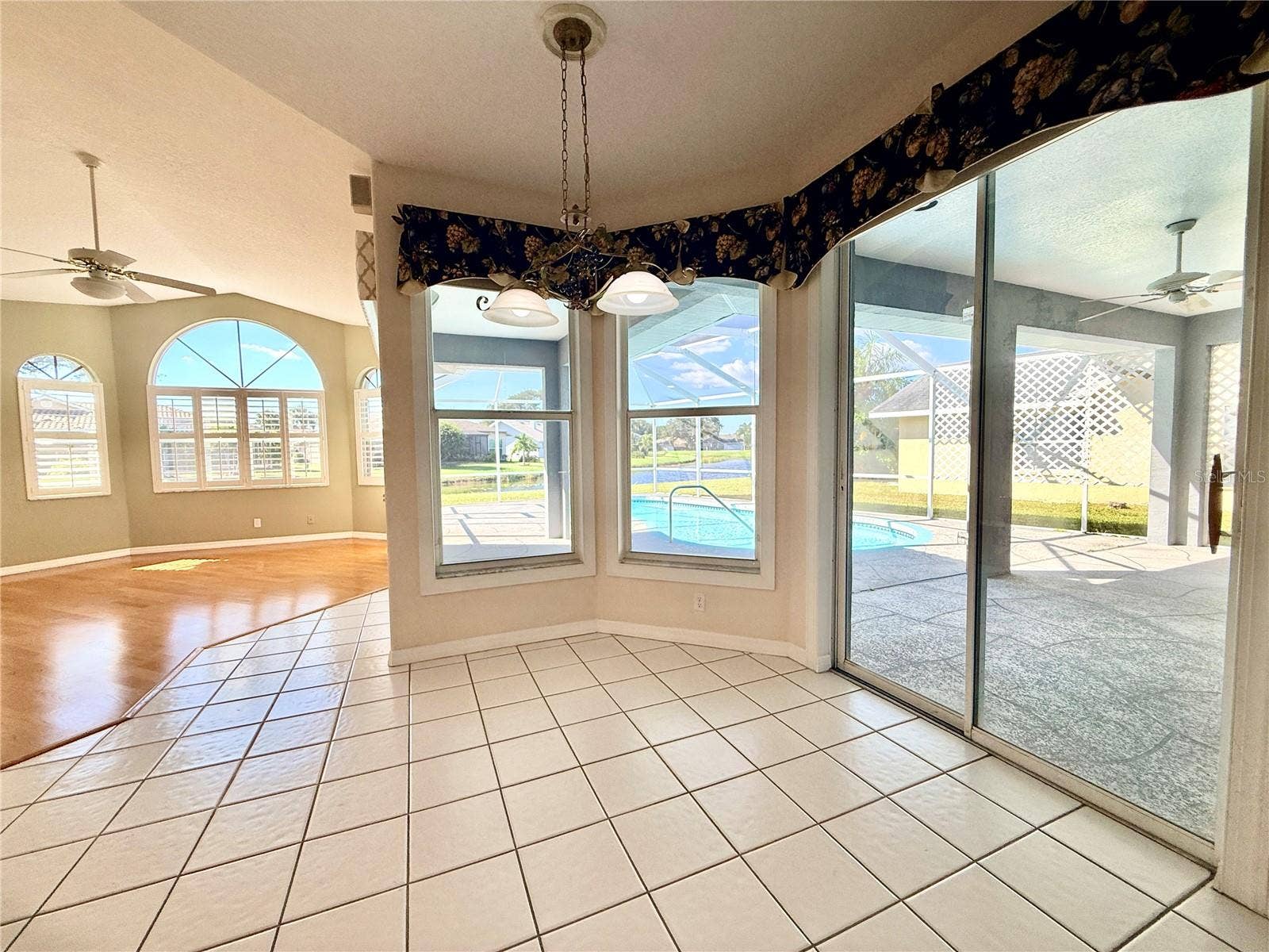 5829 CARRIAGE DRIVE, Sarasota, FL 34243 Breakfast nook