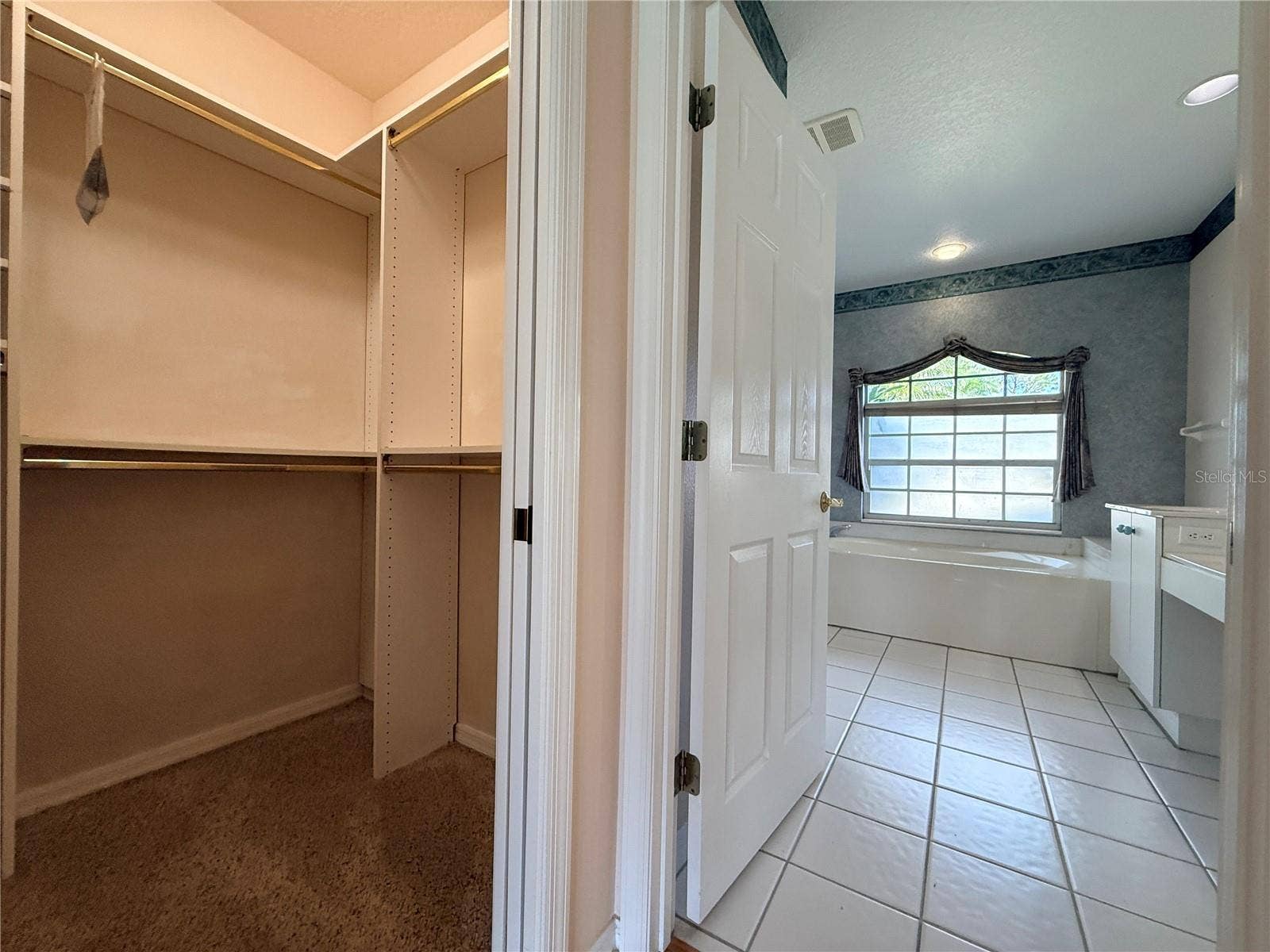 5829 CARRIAGE DRIVE, Sarasota, FL 34243 5829 CARRIAGE DRIVE, Sarasota, FL 34243